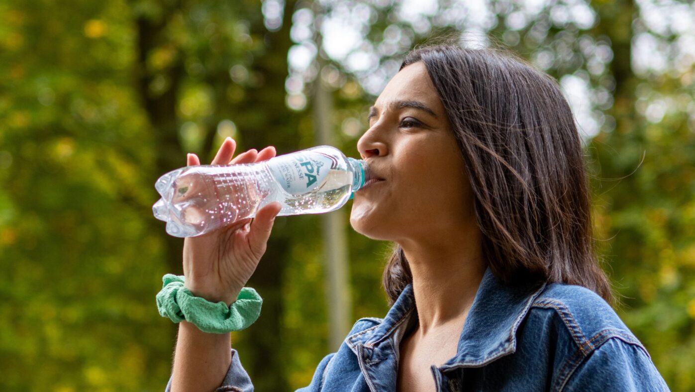 Vrouw die drinkt SPA® Finesse