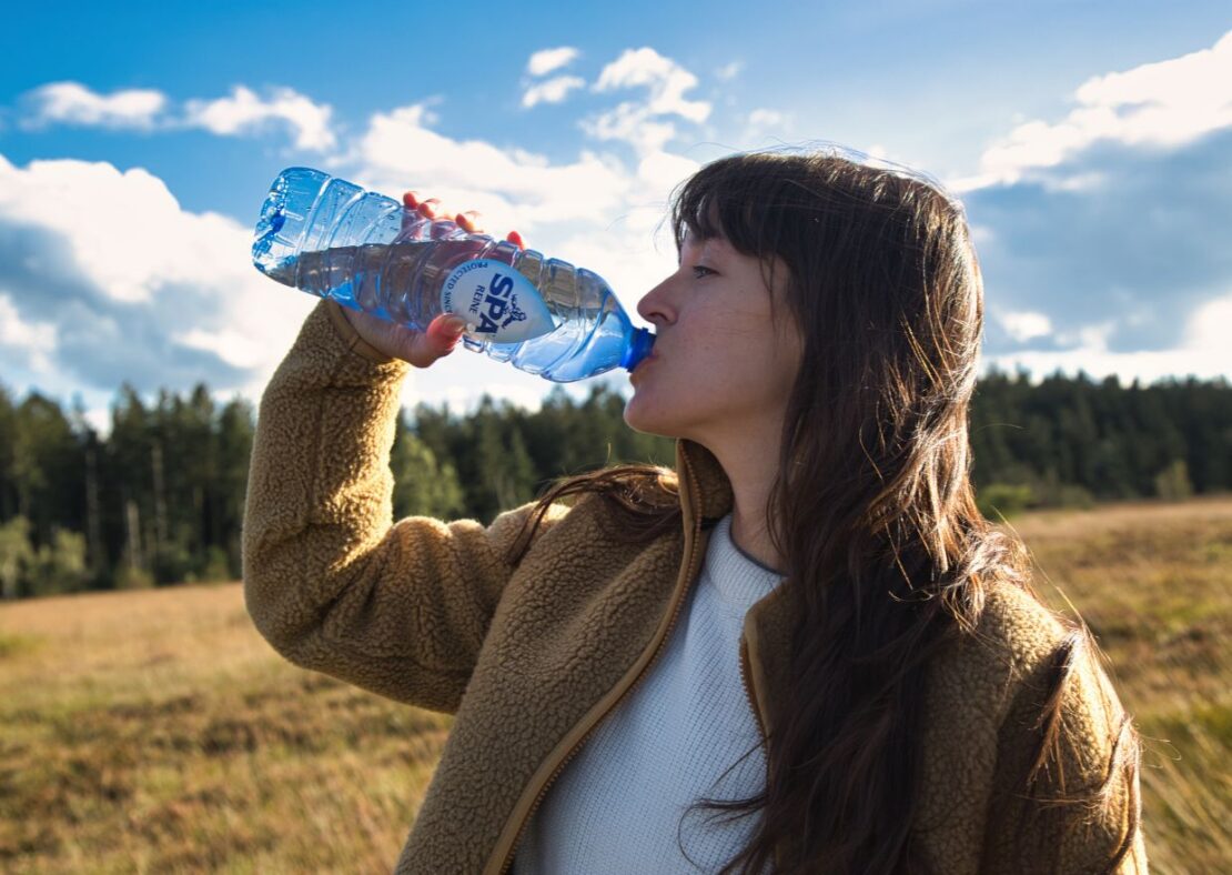 Vrouw die drinkt SPA® Reine