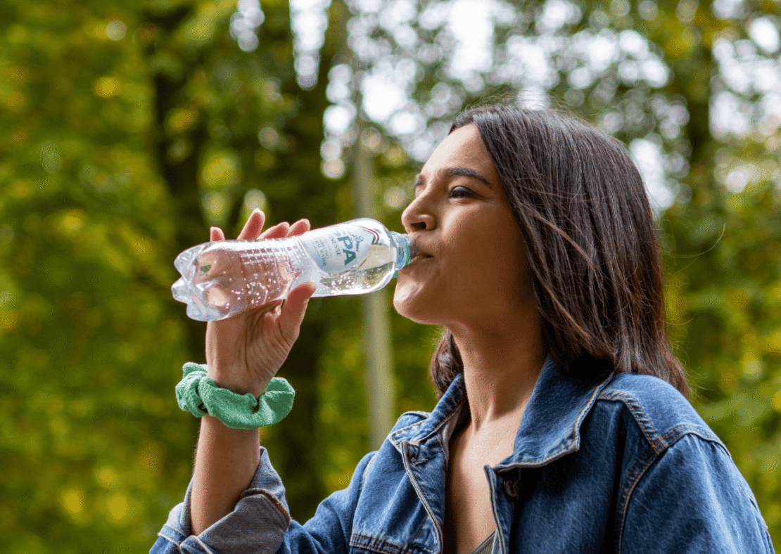 Vrouw drinkt SPA® Finesse