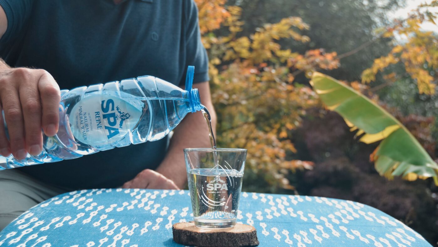 Man die SPA® Reine serveert in een glas