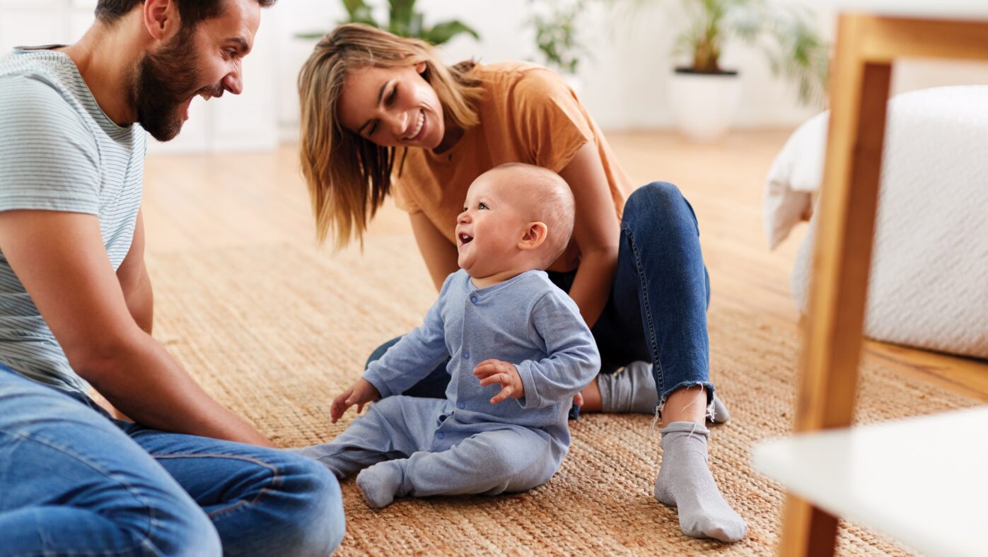 Ouders spelen met hun baby